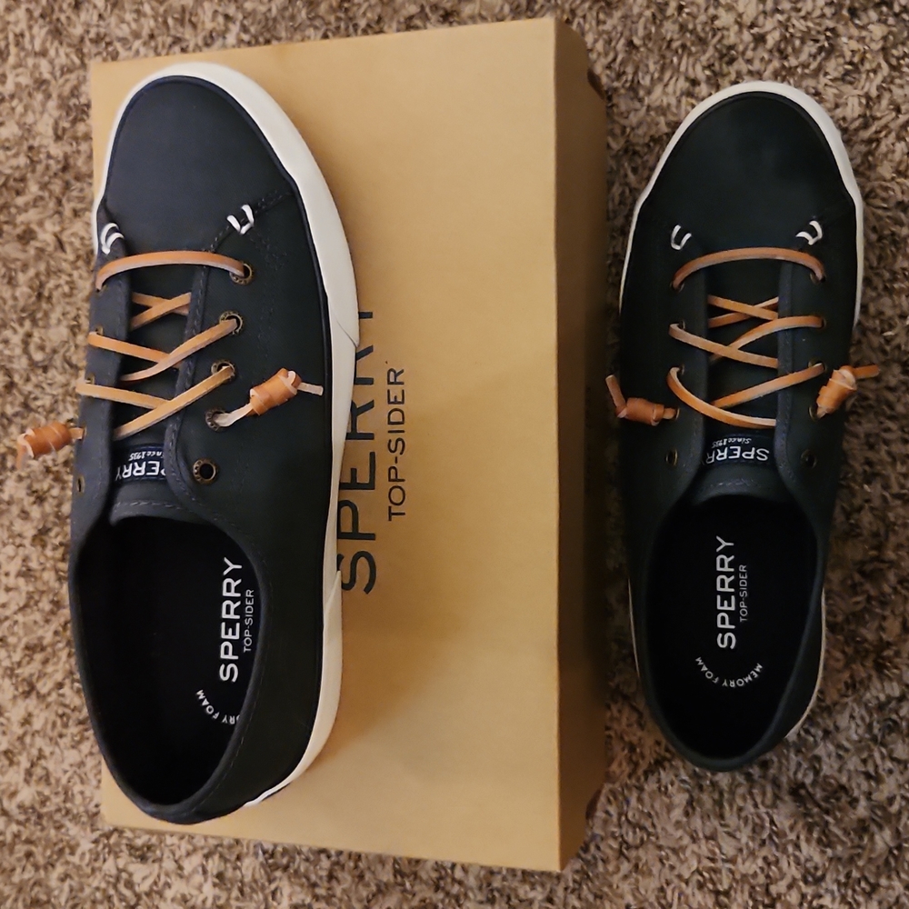 Sperry Top Siders in Navy. Size 8